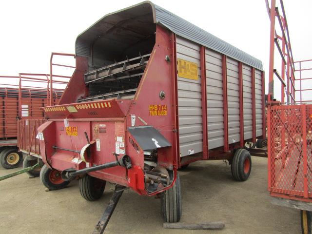 495. 225-293, H&S 7+4 TWIN AUGER 16 FT. FORAGE BOX ON 10 TON MN WAGON, EXT.