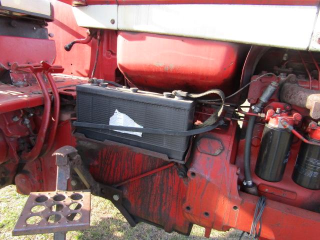 125. 1968 IH 856 DIESEL TRACTOR, OPEN STATION, WIDE FRONT, 3 POINT, FLAT TO