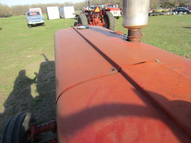 125. 1968 IH 856 DIESEL TRACTOR, OPEN STATION, WIDE FRONT, 3 POINT, FLAT TO