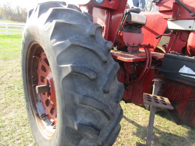 125. 1968 IH 856 DIESEL TRACTOR, OPEN STATION, WIDE FRONT, 3 POINT, FLAT TO