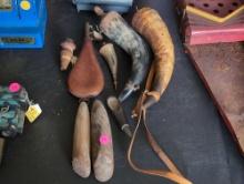 (LR) MISC. LOT TO INCLUDE (2) LARGE ANTIQUE POWDER HORNS, A SMALLER ANTIQUE POWDER HORN, AN ANTIQUE