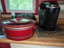 (KIT) LOT OF 2 ITEMS TO INCLUDE, KEURIG COFFEE MAKER & POD (DR)AWER, AND CROCK-POT SLOW COOKER