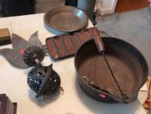 (BR2) VINTAGE METAL LOT TO INCLUDE A GRISWOLD CAST IRON DUTCH OVEN WITH HANDLE, A CAST IRON