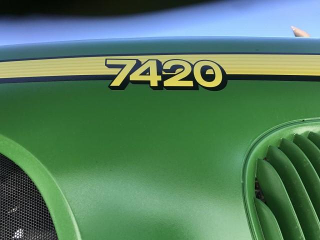 2004 John Deere 7420 Tractor