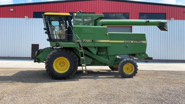 John Deere 7720 Combine