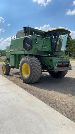 John Deere 7720 Combine