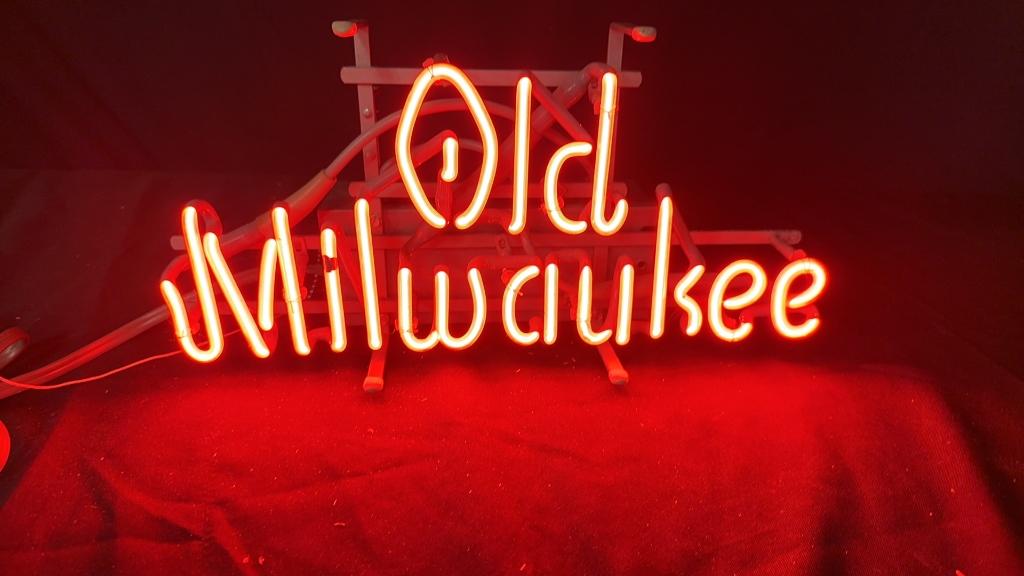 EVERBRITE "OLD MILWAUKEE" NEON SIGN