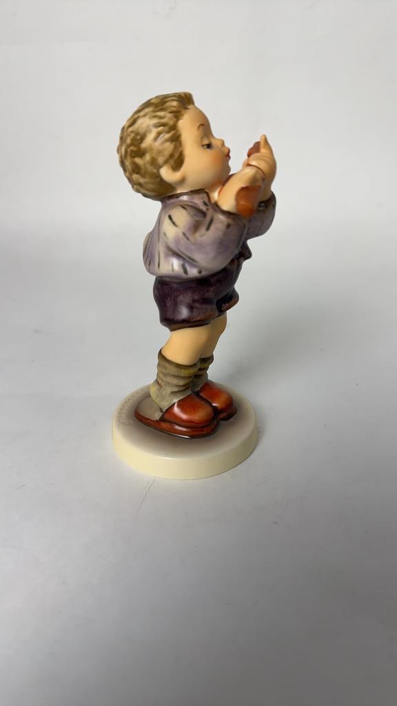 M.I. HUMMEL FIGURINE "MORNING CONCERT"