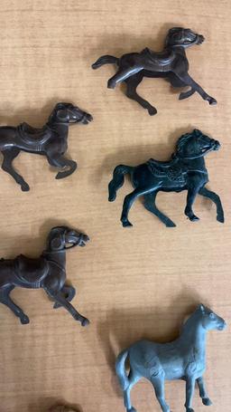 11) 1960s HARDSHELL LIDO SMALL TOY HORSES