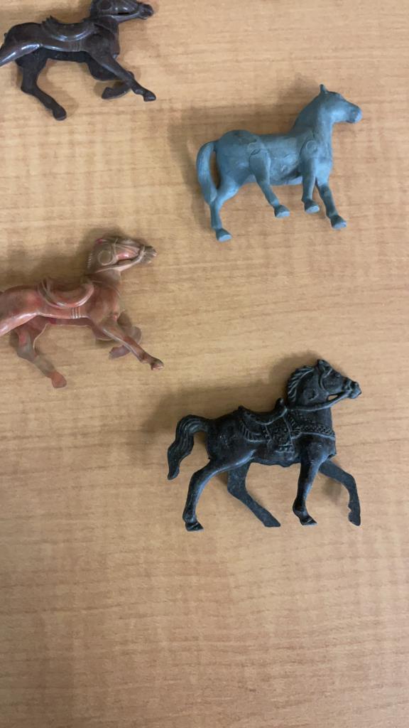 11) 1960s HARDSHELL LIDO SMALL TOY HORSES