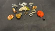 12) VINTAGE FASHION BROOCHES