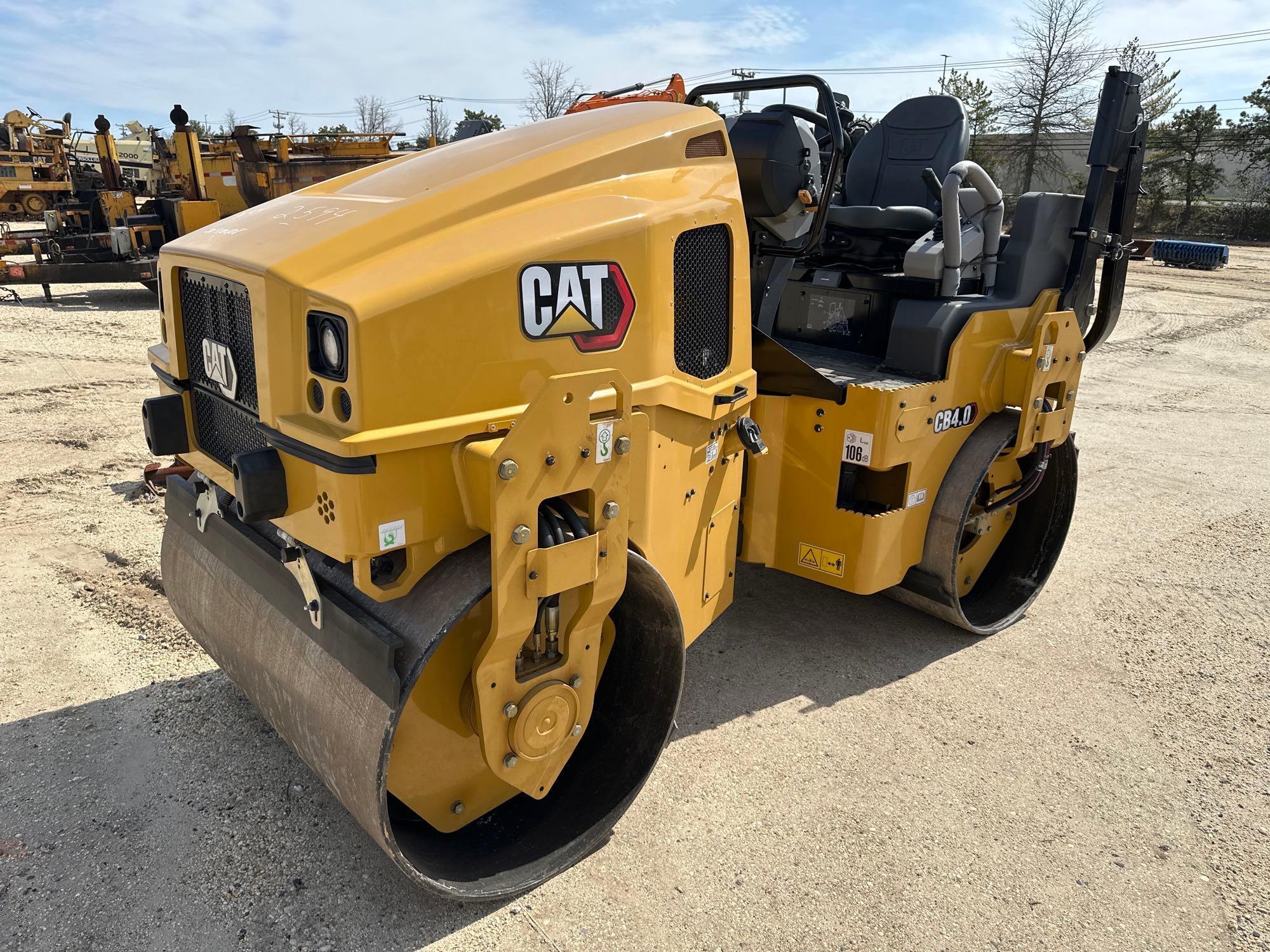 NEW UNUSED CAT CB4.0 ASPHALT ROLLER SN-900808... powered by Cat diesel engine, 48hp, equipped with