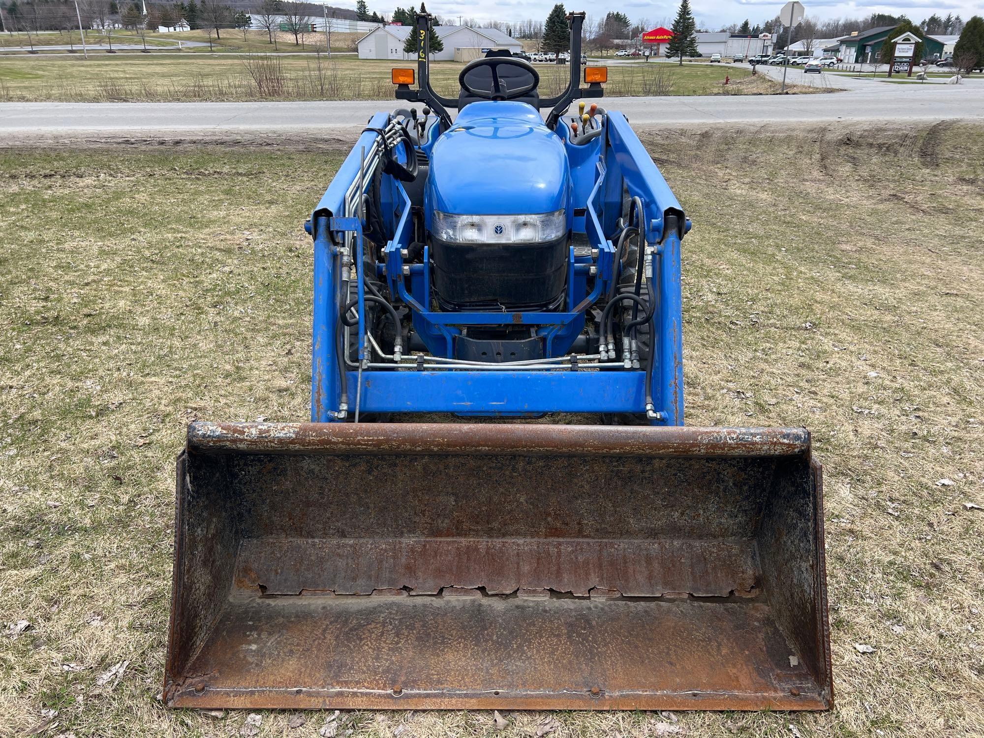 NEW HOLLAND TC33D TRACTOR LOADER 4x4 SN:6558, powered by diesel engine, equipped with ROPS, GP front