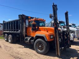 1996 MACK RD DUMP TRUCK VN:026641powered by Mack diesel engine, 350hp, equipped with 12 speed