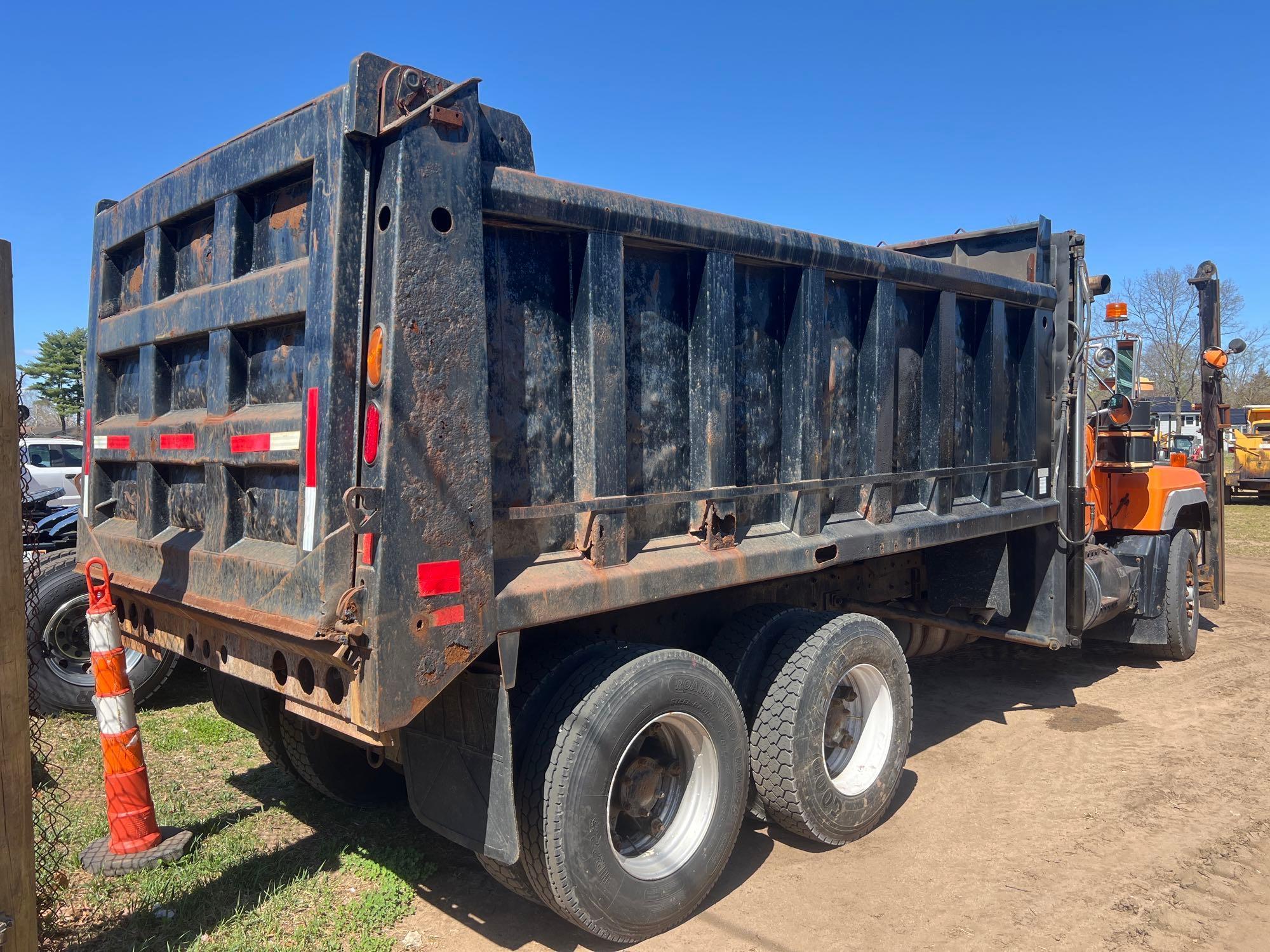 1996 MACK RD DUMP TRUCK VN:026641powered by Mack diesel engine, 350hp, equipped with 12 speed