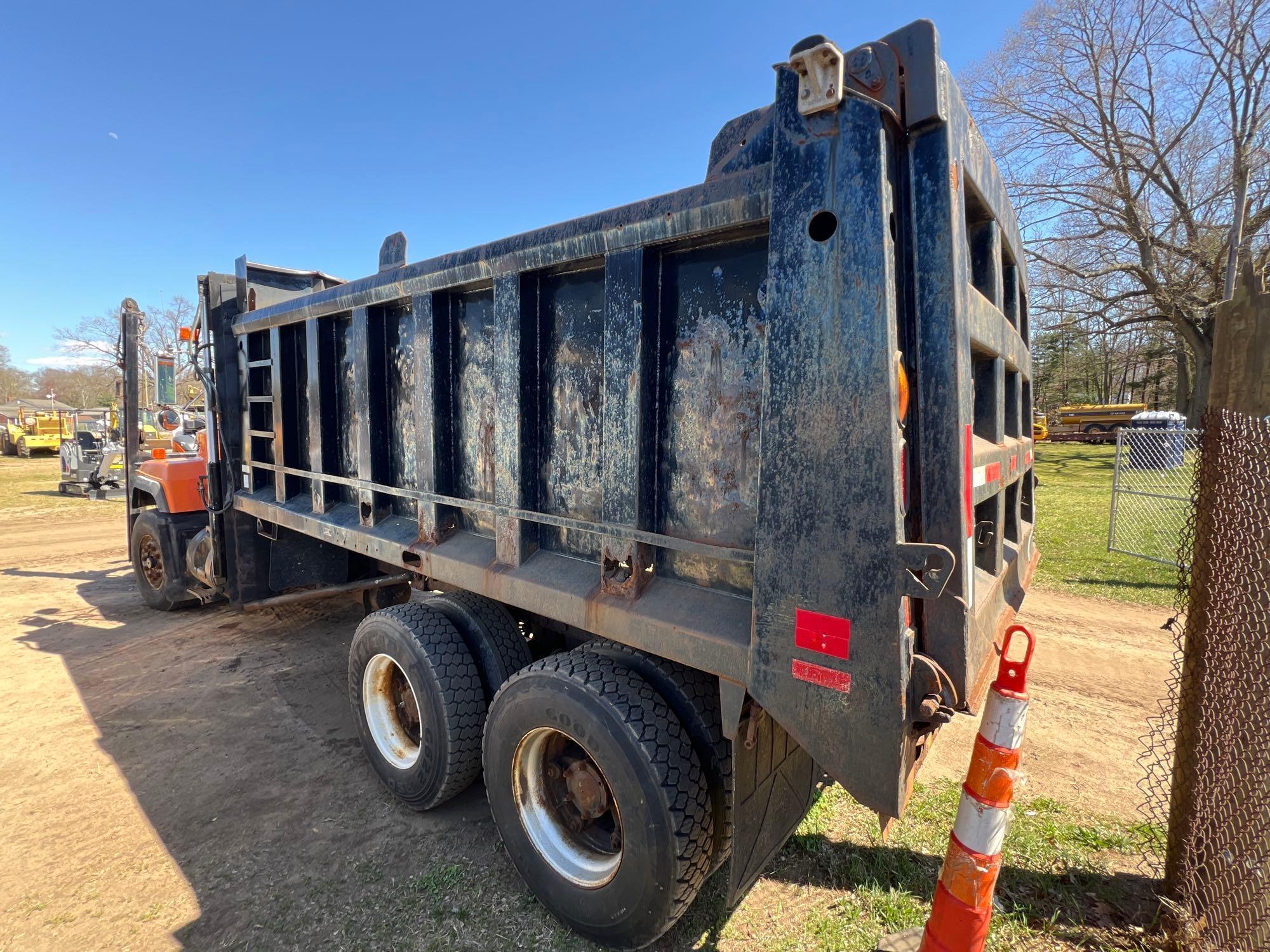 1996 MACK RD DUMP TRUCK VN:026641powered by Mack diesel engine, 350hp, equipped with 12 speed