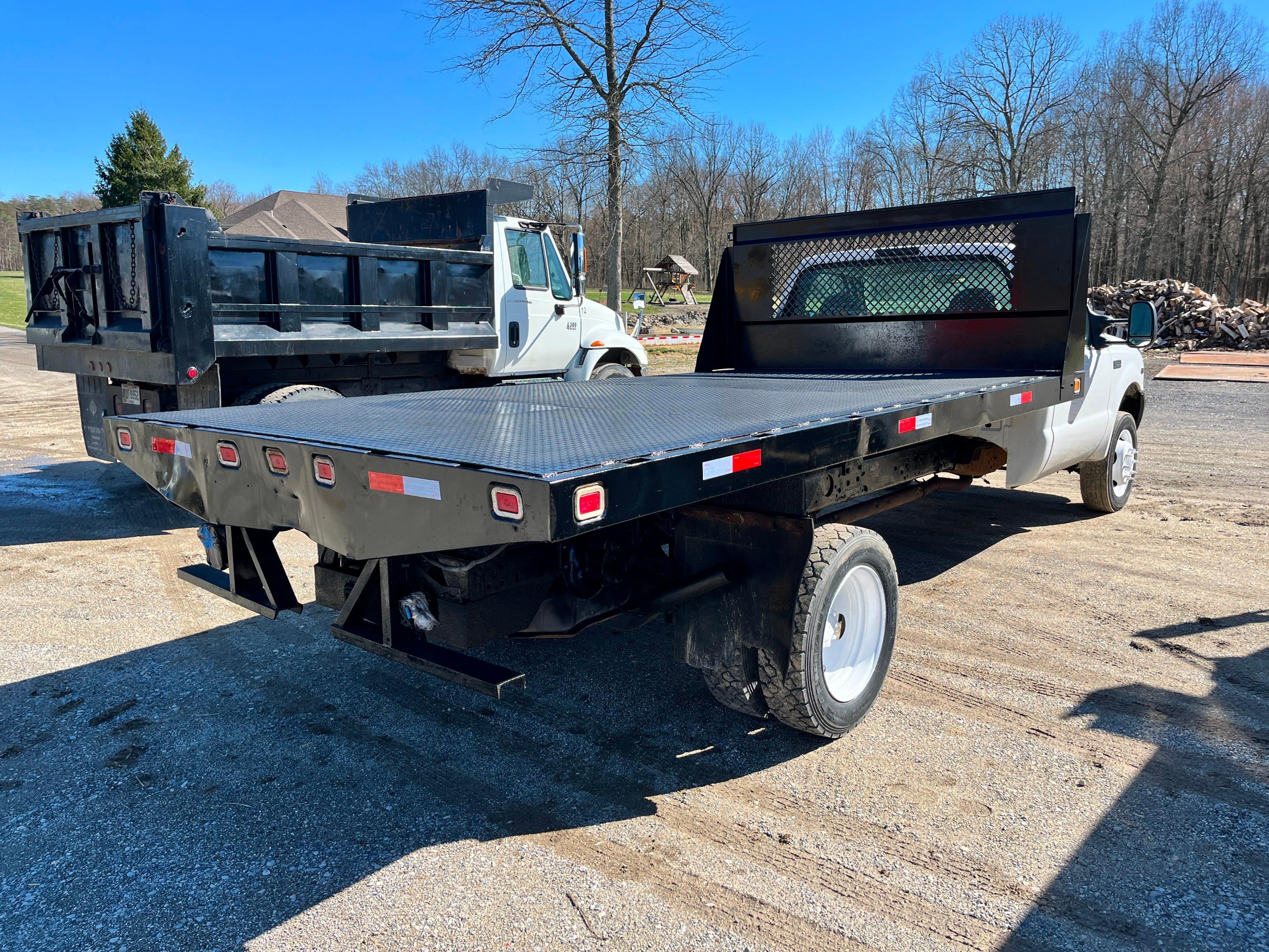 2003 FORD F550XL SUPER DUTY STAKE TRUCK VN:1FDAF56S53ED49652 powered by Triton V10 gas engine,