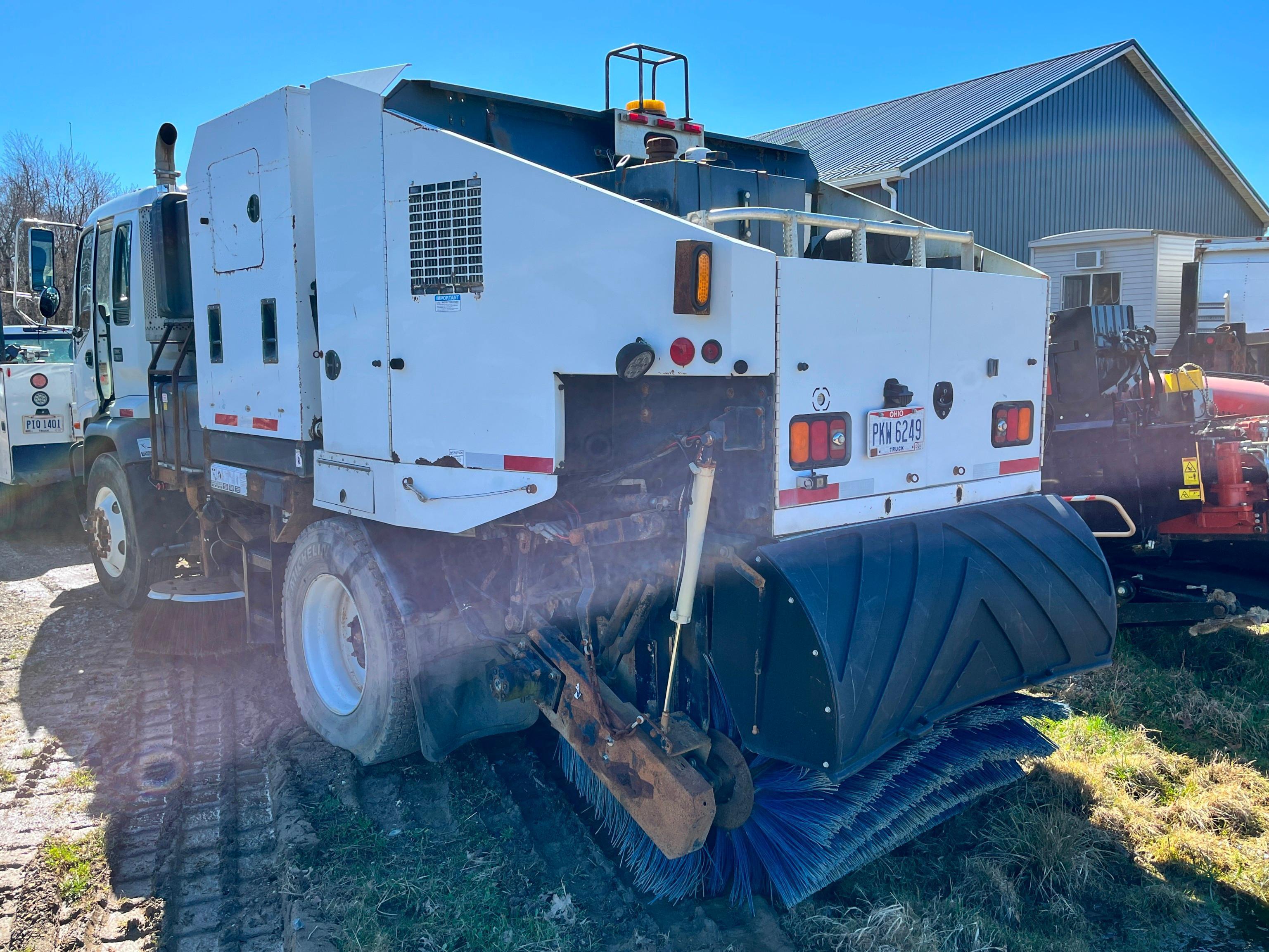 2005 GMC T7500 SWEEPER VN:1GDM7F1375F523945 powered by Isuzu 7.8 liter turbo diesel engine, equipped