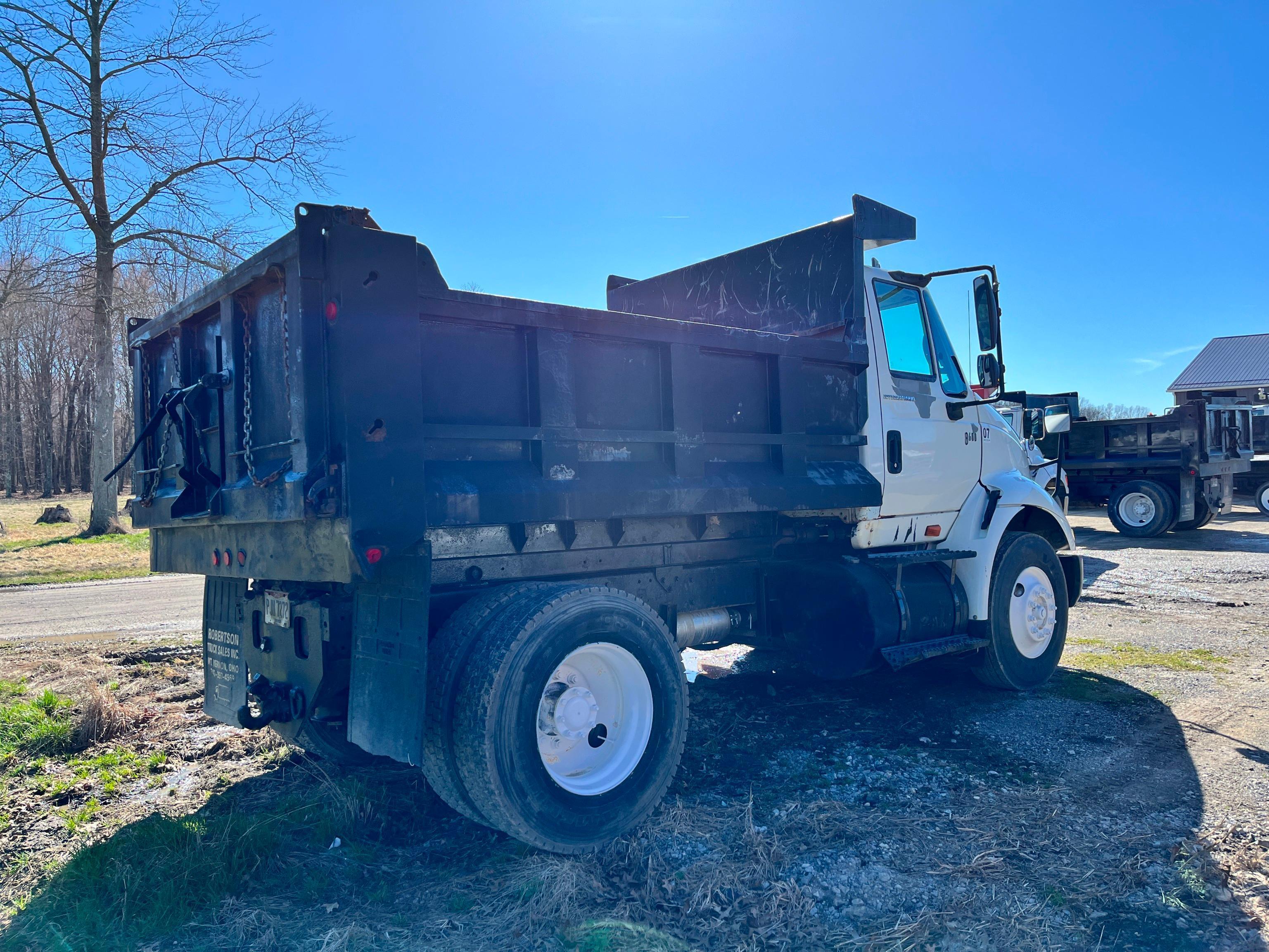 2006 INTERNATIONAL 8600 DUMP TRUCK VN:1HSHWAHN66J294330 powered by Cummins ISM diesel engine,