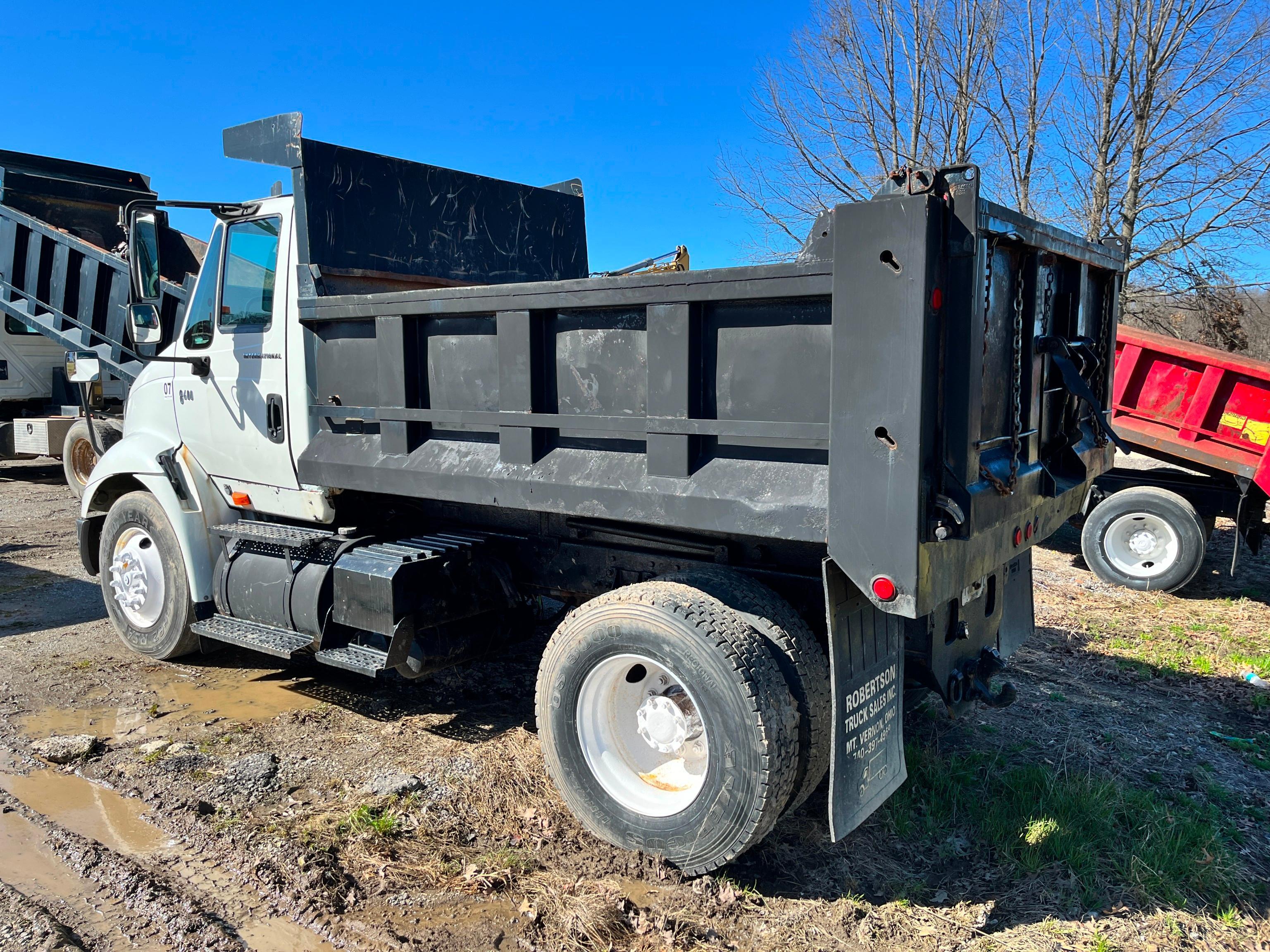 2006 INTERNATIONAL 8600 DUMP TRUCK VN:1HSHWAHN66J294330 powered by Cummins ISM diesel engine,