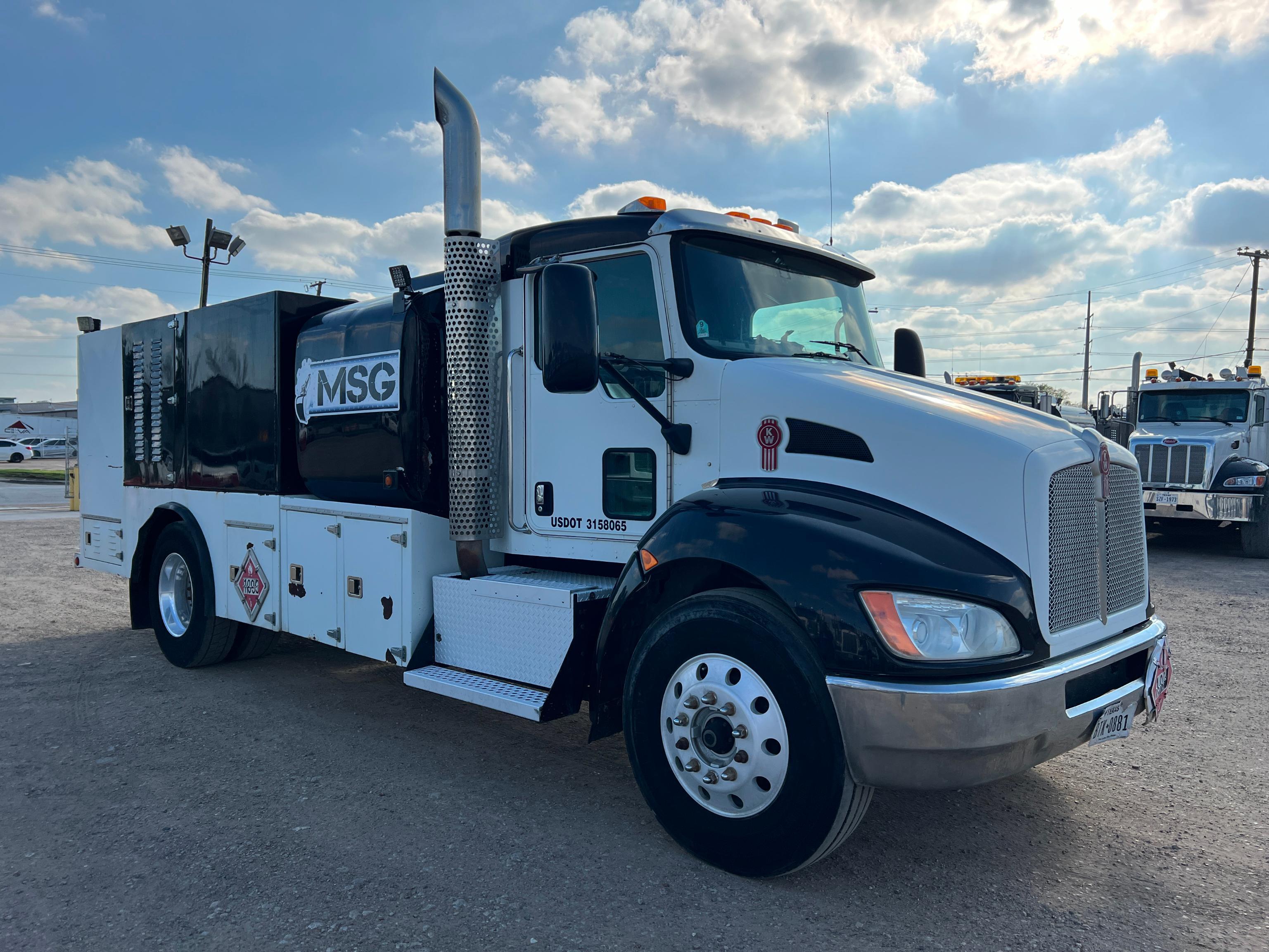 2008 KENWORTH T370 FUEL/LUBE TRUCK VN:2NKMHN7X08M235764 powered by Paccar PX-8 diesel engine,