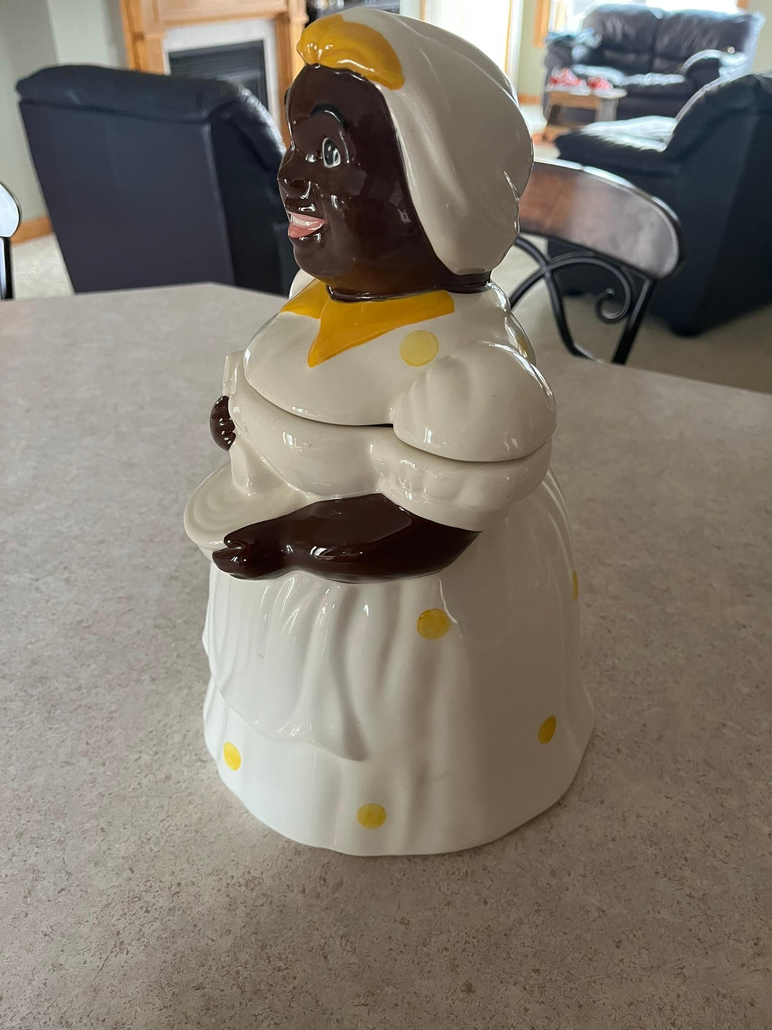 METLOX VINTAGE "MAMMY" COOKIE JAR WITH YELLOW DOTS MARKED METLOX, 12"