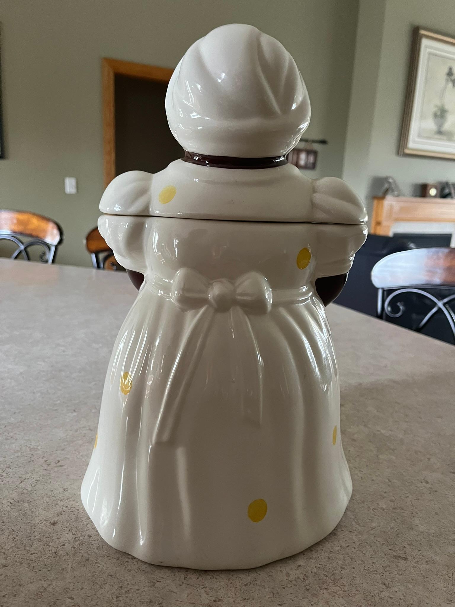 METLOX VINTAGE "MAMMY" COOKIE JAR WITH YELLOW DOTS MARKED METLOX, 12"