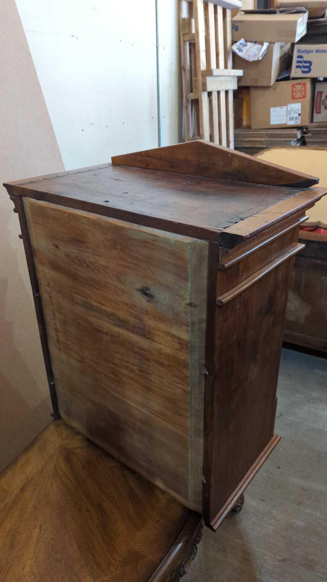 OAK CABINET 25"X16"X25" (lxwxh)