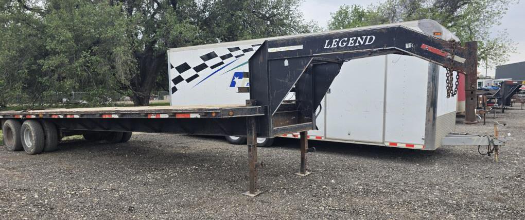 2007 32' Legend Tandem Dual Axle Gooseneck Trailer