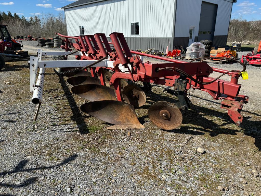 212 International 720 5x Plow w/ Leveler