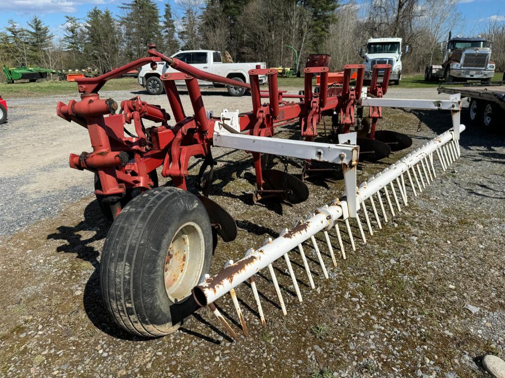 212 International 720 5x Plow w/ Leveler