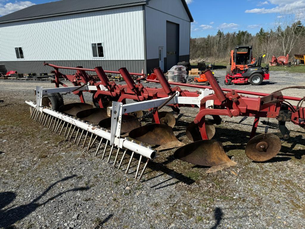 212 International 720 5x Plow w/ Leveler