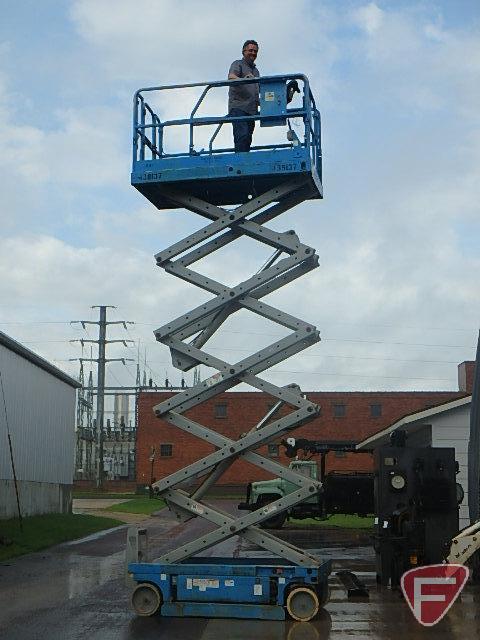 Genie GS3246 electric scissors lift aerial work platform, sn GS46-48119, 840 hours showing