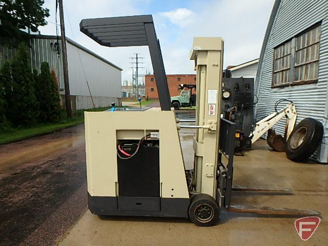 Crown electric standing forklift model 35RCTT, sn W-62112, 1032.4 hours showing