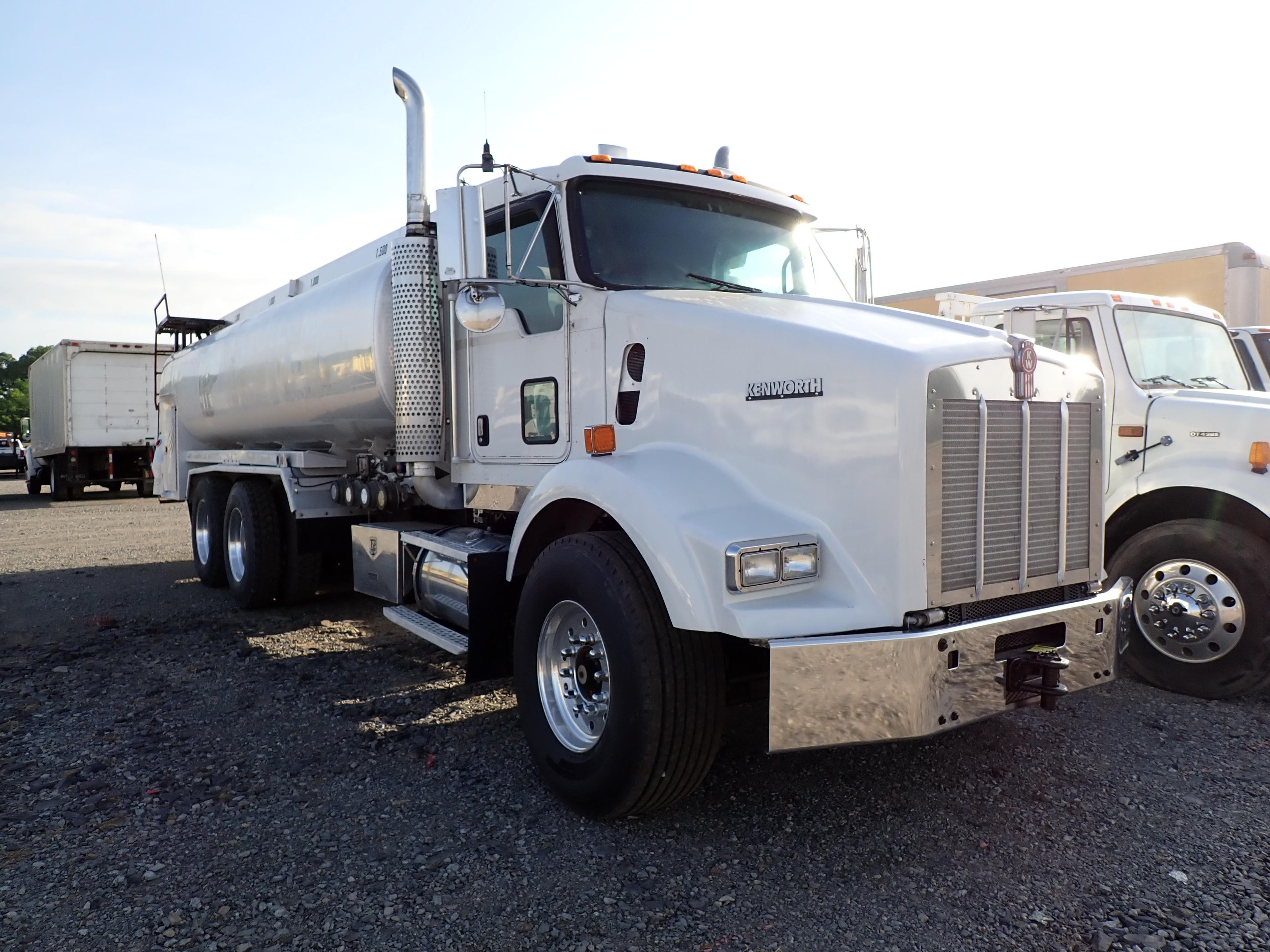 2006 KENWORTH FUEL TRUCK, 375,960+ mi,  CAT C15 475 DIESEL, 8LL, TWIN SCREW