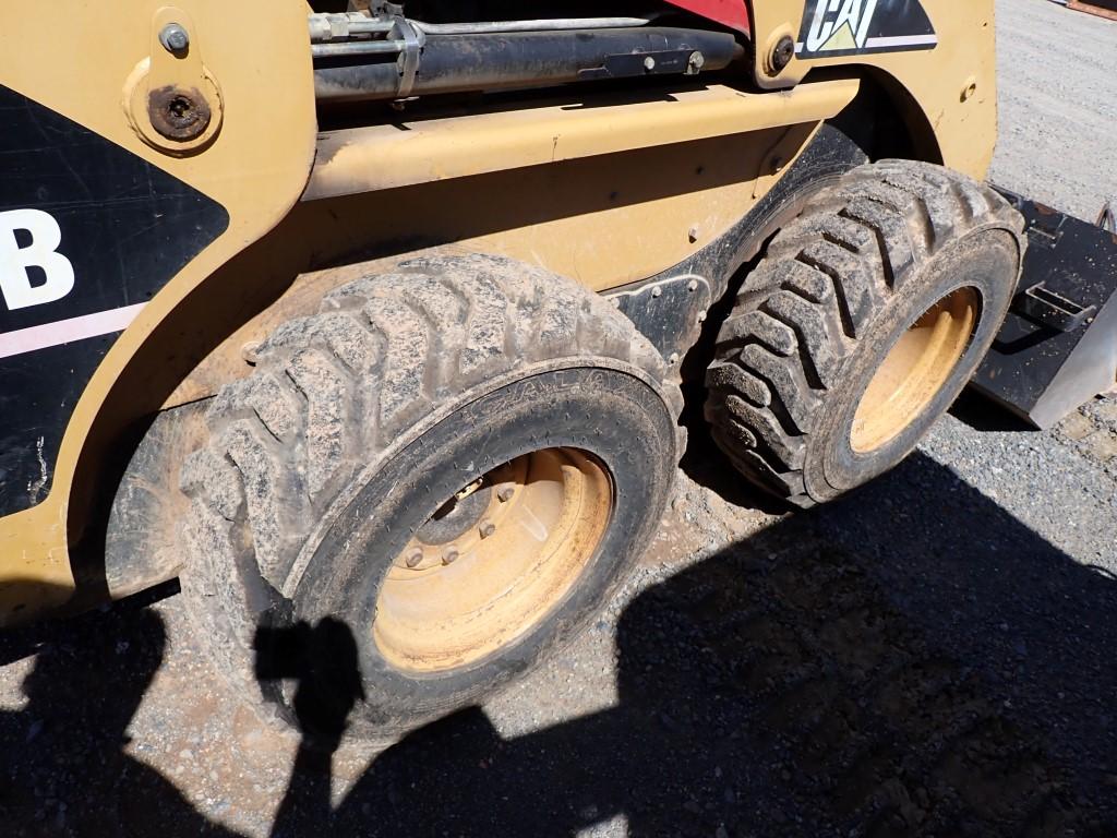 CATERPILLAR 246B SKID STEER,  RUBBER TIRES, DIESEL, ROPS, BUCKET, AUX HYDRA