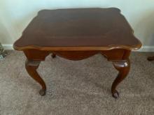 Mahogany Finish, Queen Anne Style Legs End/Lamp Table