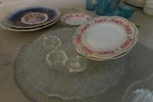 TABLE LOT INCLUDING CLEAR GLASS HAND PAINTED CHINA COLLECTOR PLATES