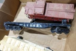 5 PC LIONEL INCLUDING TRANSFORMER CAR 6112 BOX CAR WITH AIR ACTIVATED CONTA