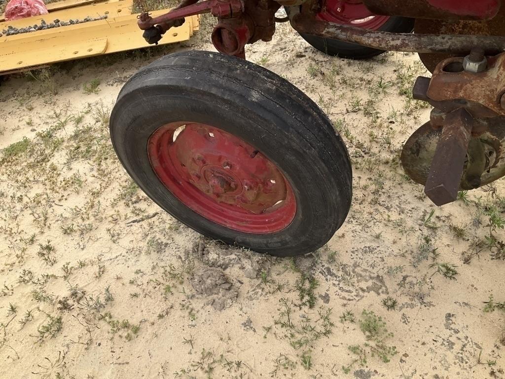 (229)MCCORMICK FARMALL 140