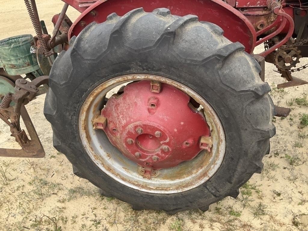 (229)MCCORMICK FARMALL 140