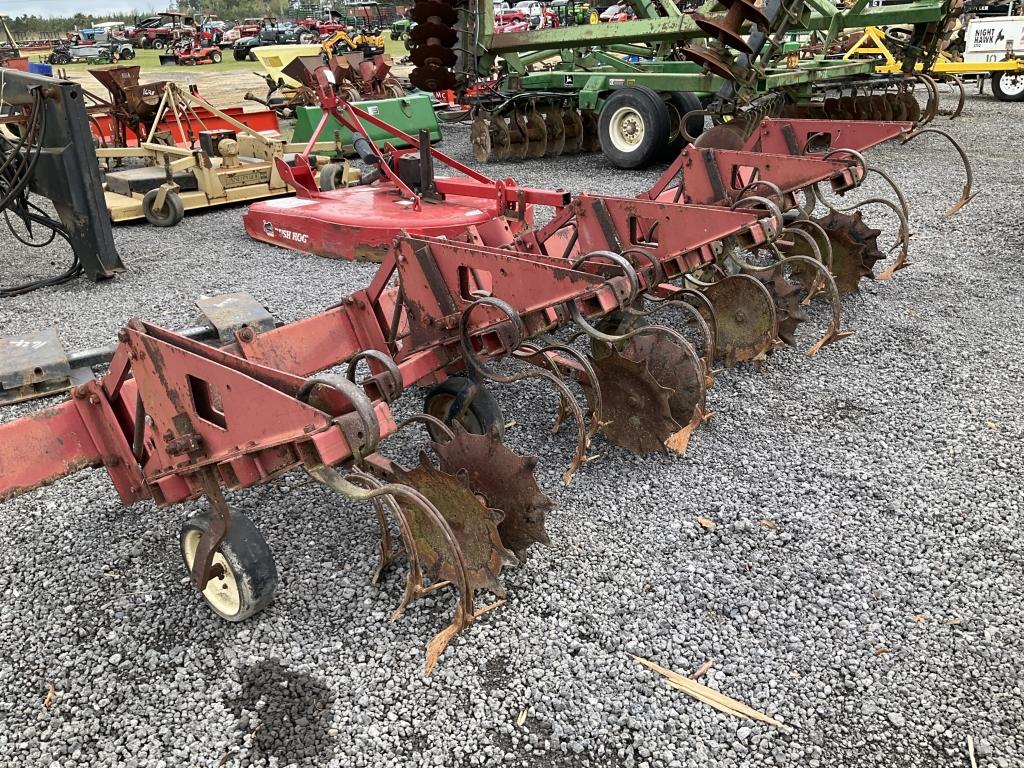 (578)CASE 183 4 ROW CULTIVATOR