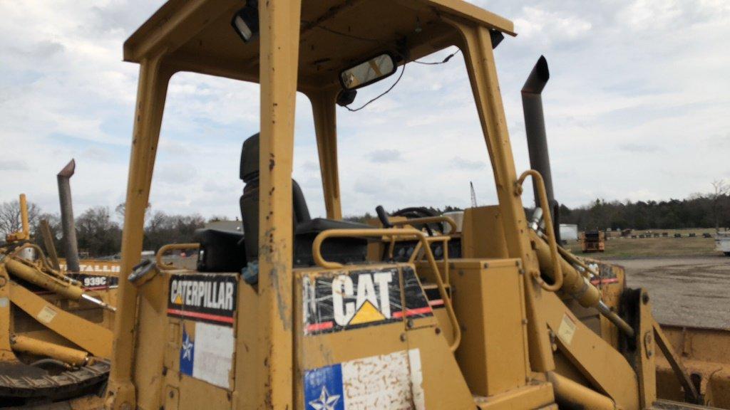 2004 CATERPILLAR 939C CRAWLER LOADER;