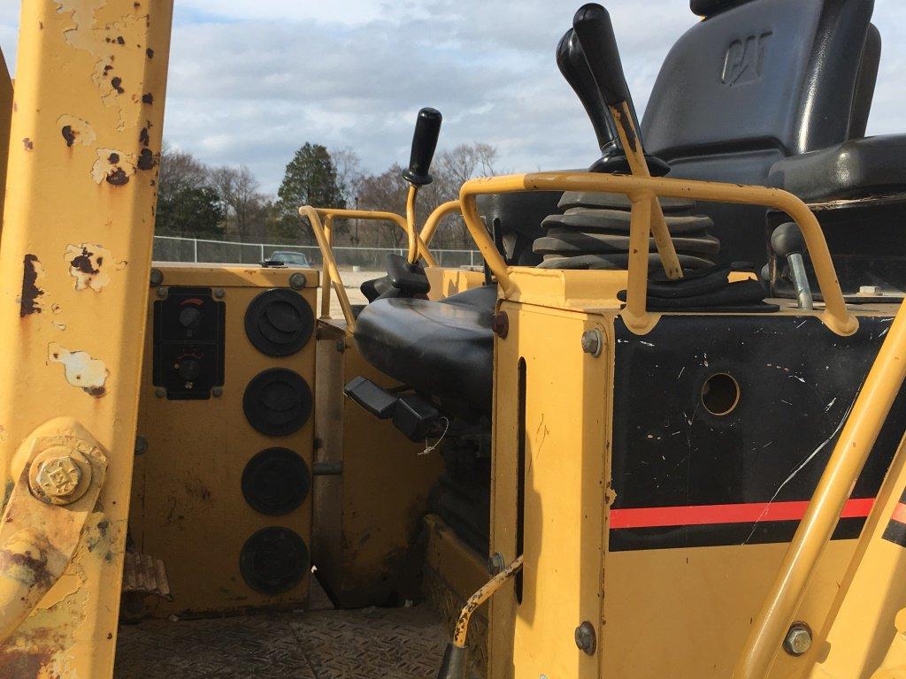 2004 CATERPILLAR 939C CRAWLER LOADER;