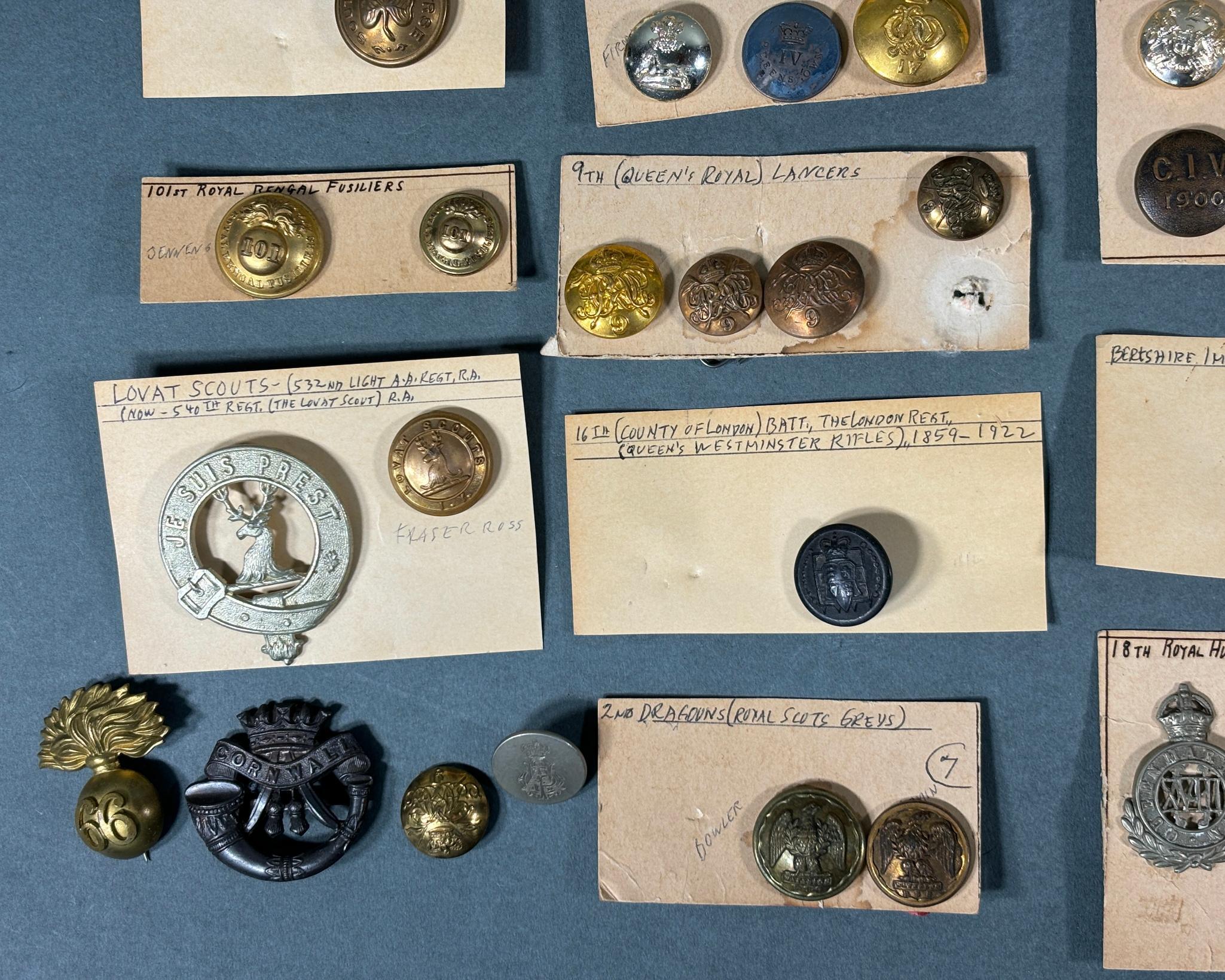 VINTAGE BRITISH MILITARY BUTTON AND BADGE LOT