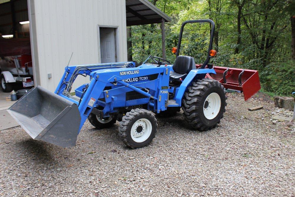 New Holland TC30 compact tractor w/ New Holland 7308 loader
