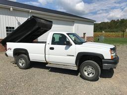2005 CHEVY 2500HD 6L,GAS,4X4,8' BED W/SLIDE IN DUMP AND BOSS 'V' PLOW