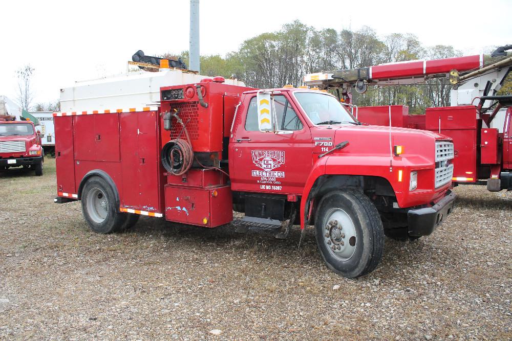 1988 FORD F700 UTILITY TRUCK