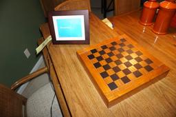 Game board - Electronic picture frame