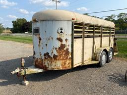 Livestock trailer tandem axle with divider gate